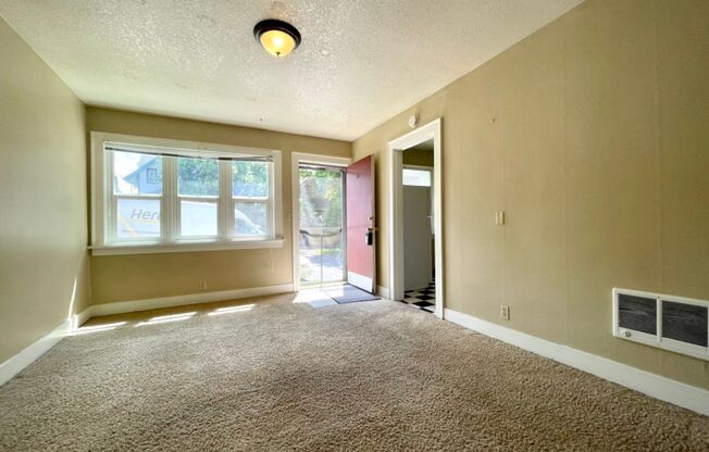 Don't Pass Up This Buckman Gem~ Quick Access to Big City Amenities~ Onsite Laundry~ Fur Babies Welcome!