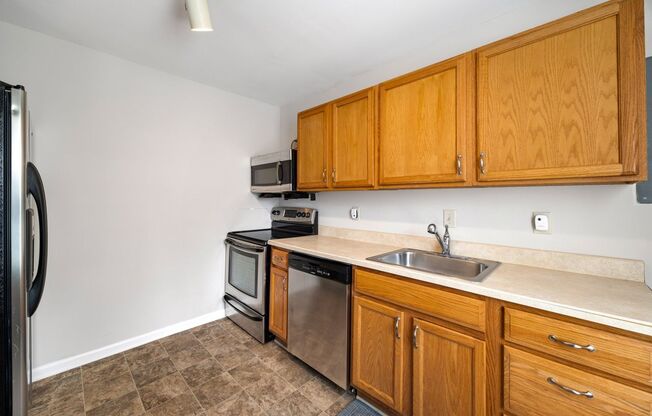 3 beds, 2 baths, $1,595, Unit Unit A