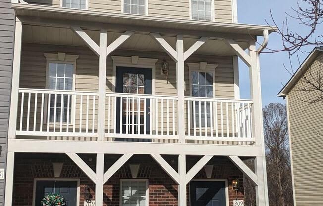 Large 3 Bedroom Townhome in Mooresville