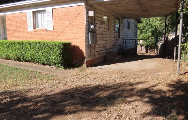 Three bedroom, One Bath Duplex Near Hospital District and TJC!
