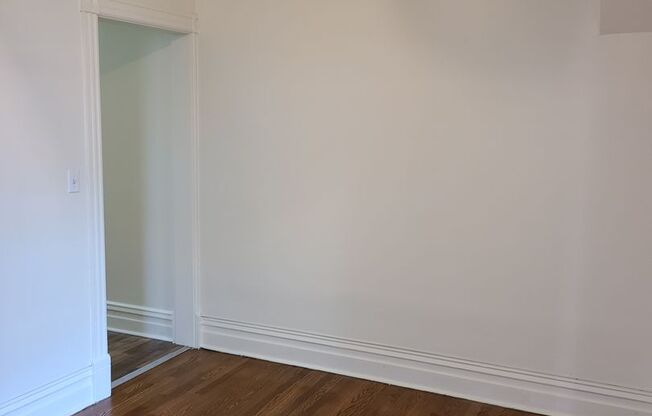 2 beds, 1 bath, $1,595, Unit 529 Linden St #1