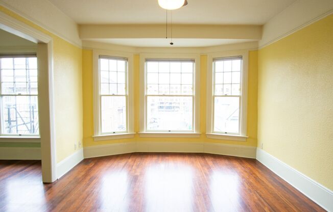 Fantastic Nob Hill Top-Floor 1Bdr with Hardwoods & Cute Built-ins!