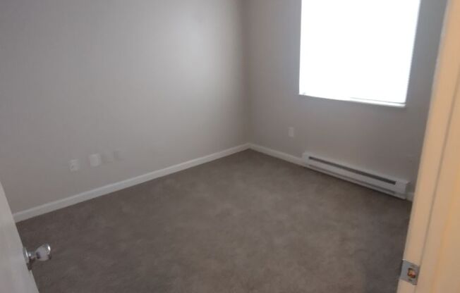 3 beds, 1 bath, 943 sqft, $1,675, Unit 086