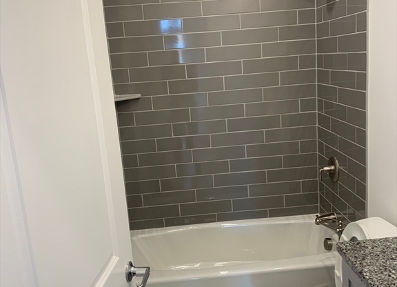 2 beds, 1 bath, $2,250, Unit 501