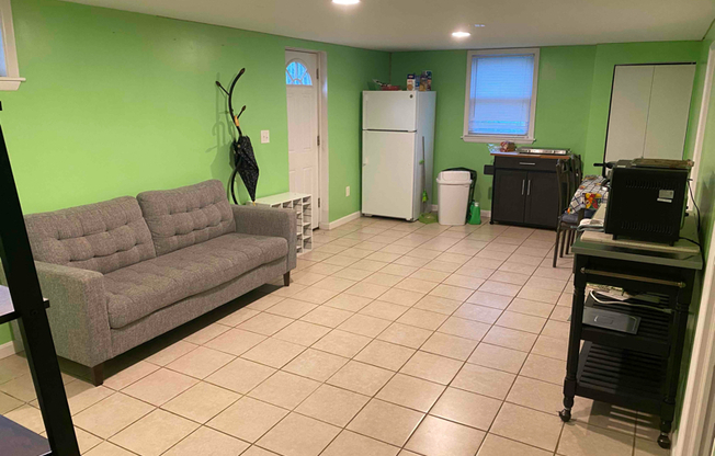 1 ROOM COLLEGE PARK