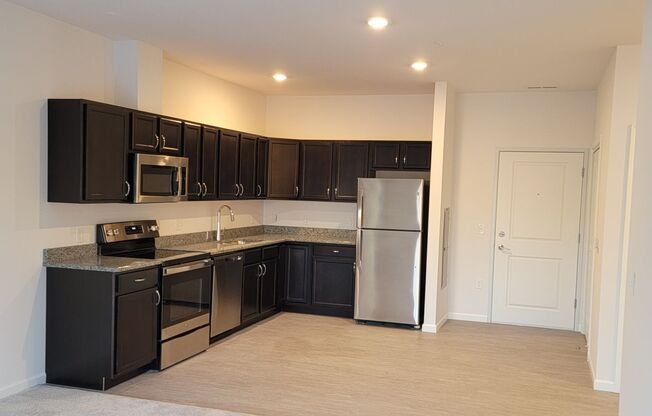 1 bed, 1 bath, 738 sqft, $1,175, Unit 323