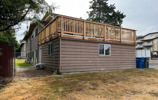 GREAT LOCATION MID-ENTRY ON CORNER LOT NEAR DES MOINES WATERFRONT