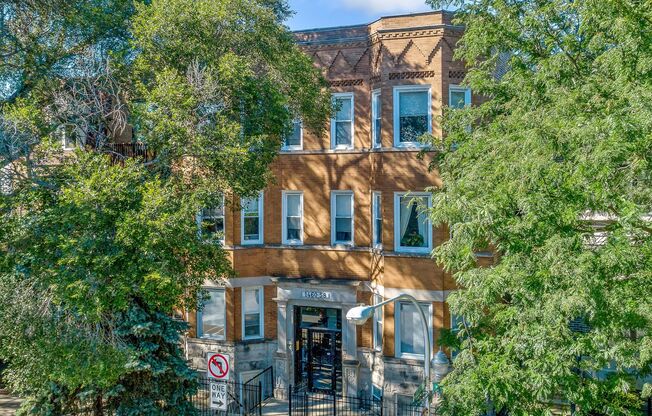 1458-60 W. Grace