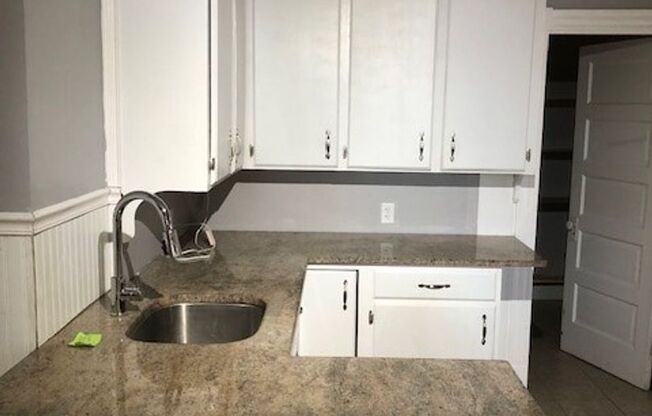 3 beds, 1 bath, $2,100, Unit 102