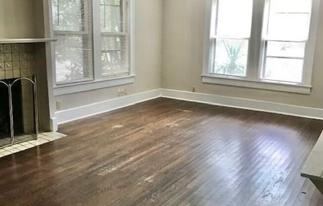 PRELEASING FOR EARLY SEPT! Charming 3 Bed | 2 Bath Home Near UT & Downtown Austin – Classic Character Meets Prime Location!