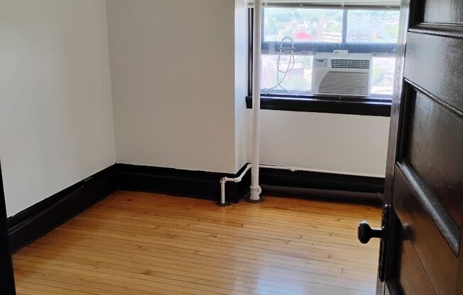 Studio, 1 bath, 248 sqft, $750, Unit 11-LA