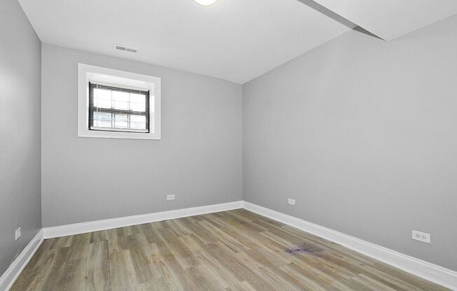 3 Bedroom Unit in Bronzeville. ONE MONTH FREE!