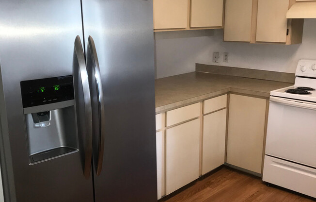 MOVE-IN SPECIAL - Beautiful Waters Edge Condominium in Salmon Creek for Rent - 13216 NE Salmon Creek Ave #N6