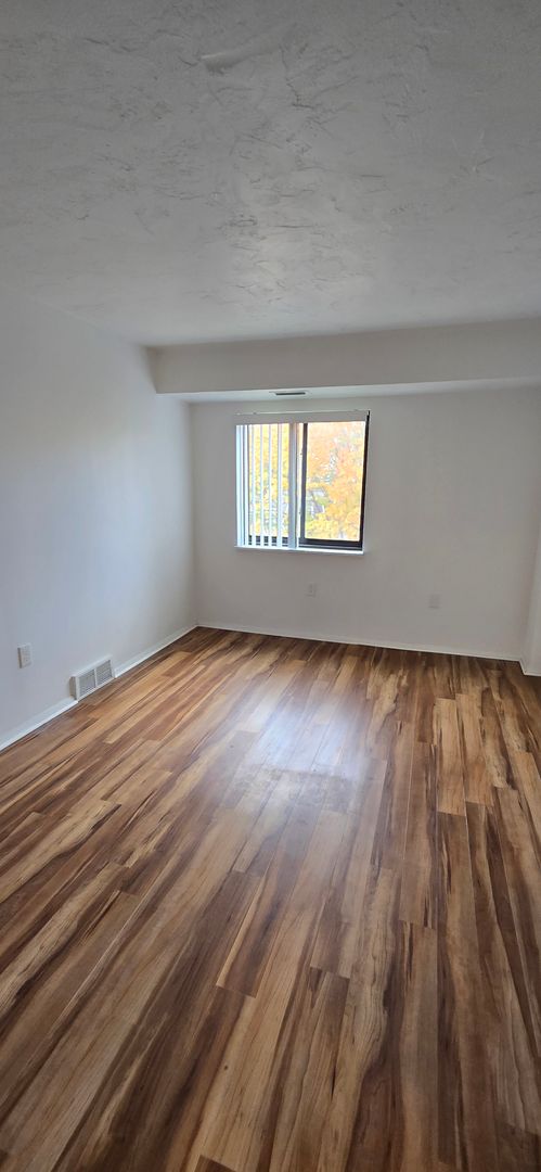 2 beds, 1.5 baths, 1,145 sqft, $1,300, Unit 55-6B5