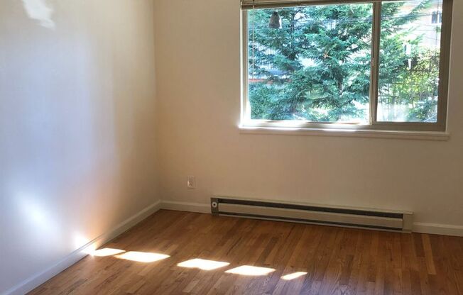 2 beds, 1 bath, 810 sqft, $2,275, Unit 01