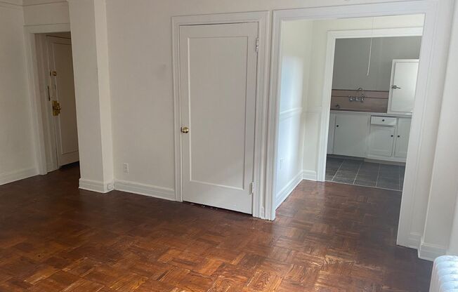 Studio, 1 bath, 325 sqft, $1,095, Unit 302