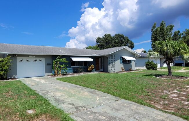 2 Bedroom, 2 Bath HOUSE in Seminole with a 1 car garage and a private fenced yard!