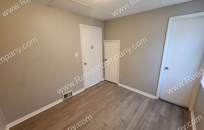 3 beds, 1 bath, $1,350, Unit 2nd floor