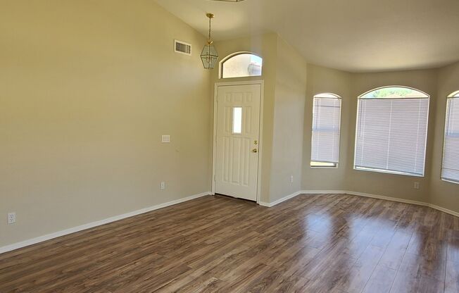 4-bedroom in Gilbert with new paint & new flooring