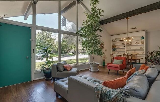 Spectacular Home in Holiday Heights Add!  Come see Me!! I can be yours!!