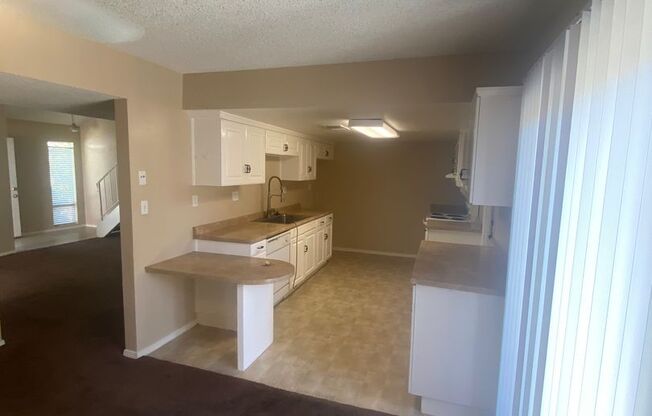 Spacious 2 Bedroom Condo for Rent!