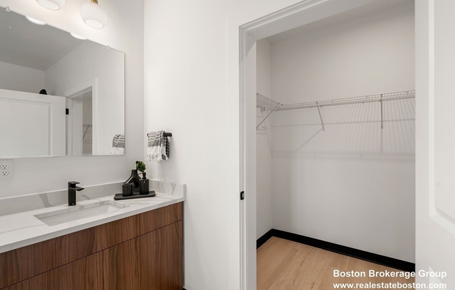 2 beds, 2 baths, 945 sqft, $2,900, Unit 212