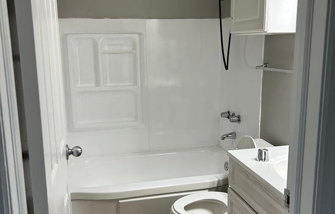 2 beds, 1 bath, 889 sqft, $1,100, Unit 6909-A