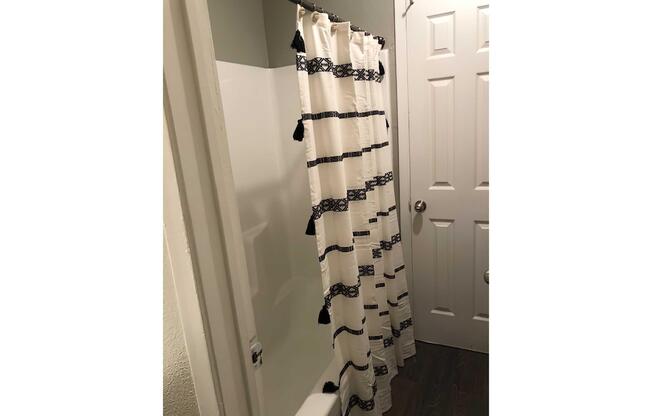 2 beds, 1.5 baths, 811 sqft, $1,090