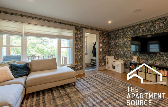 2156 W CUYLER AVE