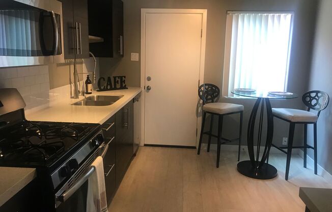 2 beds, 1 bath, $2,625, Unit 4374-03