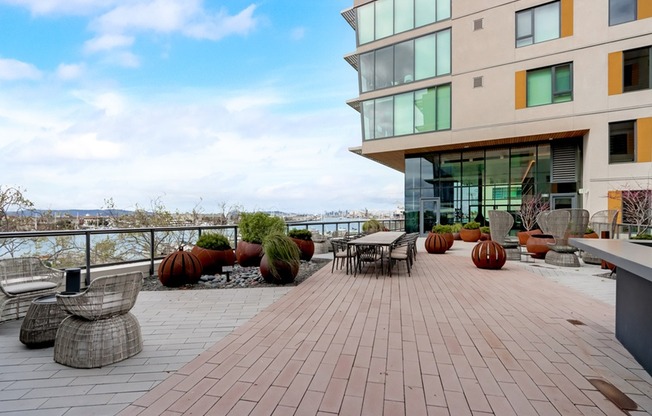 Apartments in Jack London Square - Channel House - Outdoor Courtyard with Dining Tables