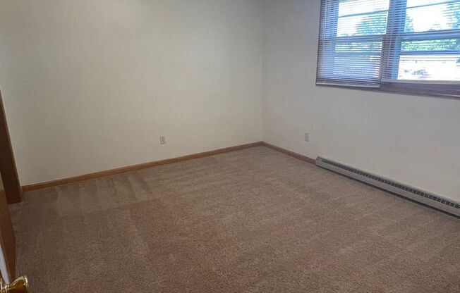 2 beds, 1 bath, 903 sqft, $1,140, Unit H-3