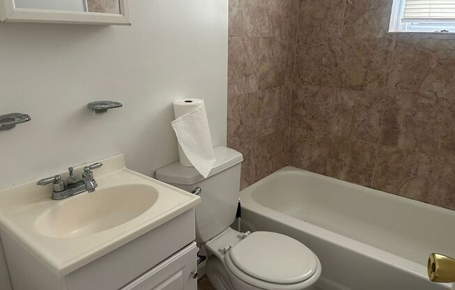 Studio, 1 bath, 280 sqft, $990, Unit B33