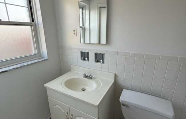 Studio, 1 bath, 295 sqft, $1,275, Unit Old King Edward 571