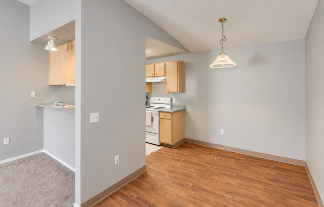 2 beds, 2 baths, $1,495, Unit 32