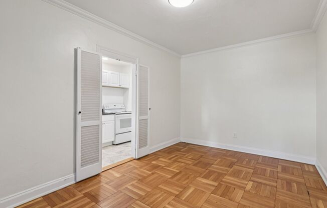 2 beds, 1 bath, 975 sqft, $1,900, Unit Royal York 102