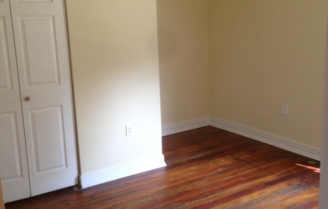 SPACIOUS  4BR/2BA CLOSE TO VCU PARKING DECK!  1242 PARKWOOD AVE.