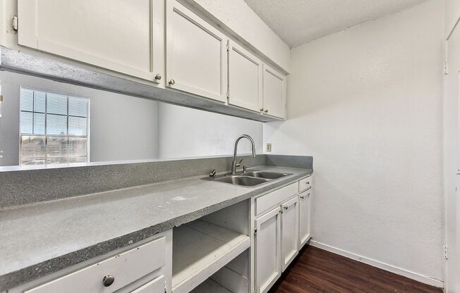 2 beds, 1 bath, 835 sqft, $1,050, Unit 211