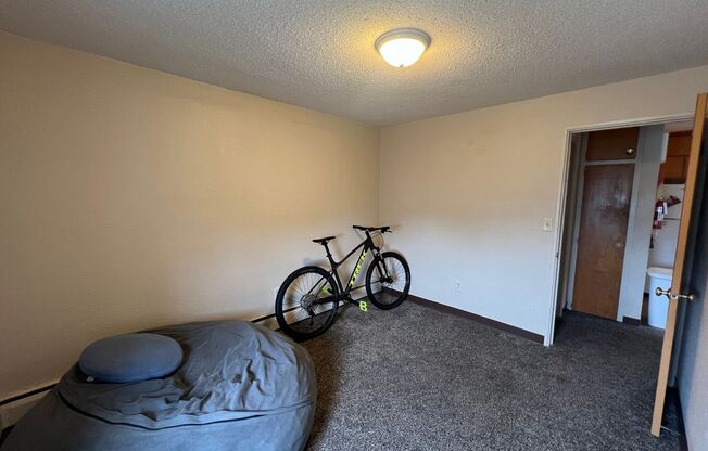 2 beds, 1 bath, $895