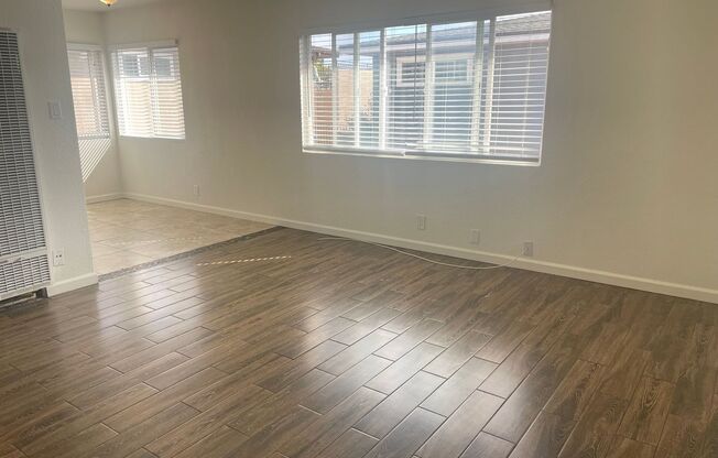 LOCATION LOCATION LOCATION!!! Oceanside Beach close Apartment