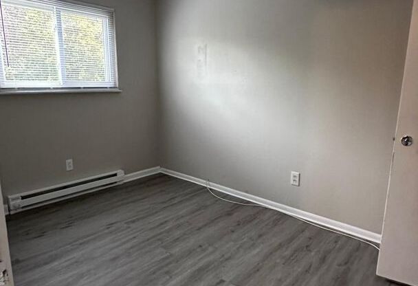 2 beds, 1 bath, $1,000, Unit D