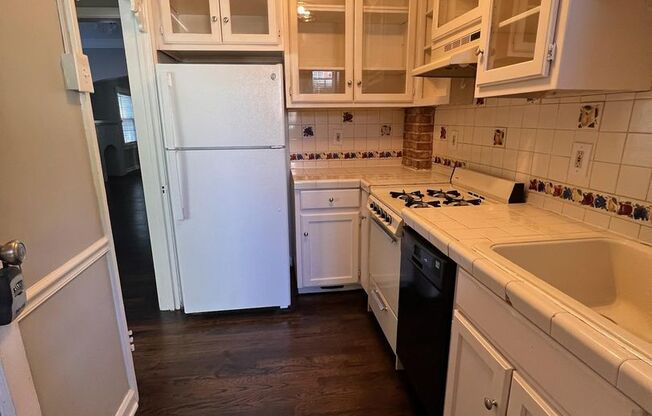 1 bed, 1 bath, 775 sqft, $1,050, Unit 1411-2