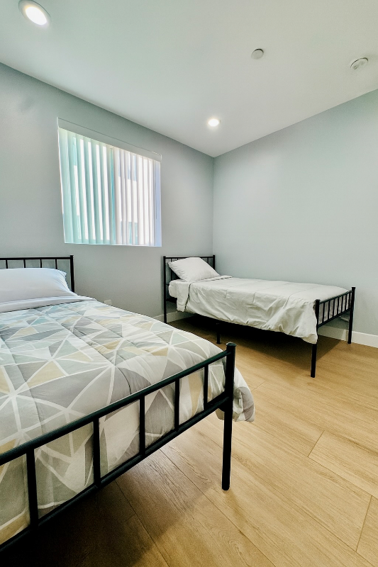 1265 E ADAMS BOULVEDARD