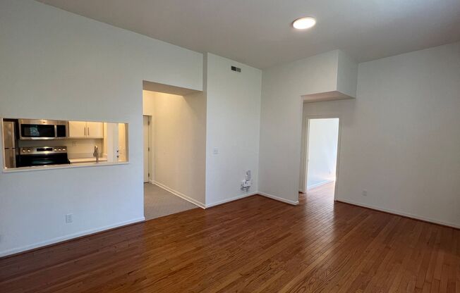 2 beds, 1 bath, 892 sqft, $1,585, Unit Unit 3