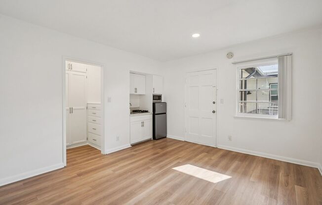 Studio, 1 bath, 325 sqft, $2,298, Unit 20