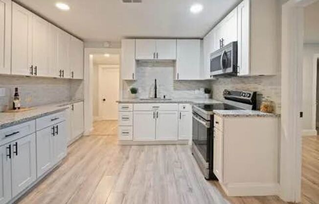 Charming 2-Bed, 2-Bath Craftsman-Style Bungalow near Orlando's Creative Village!