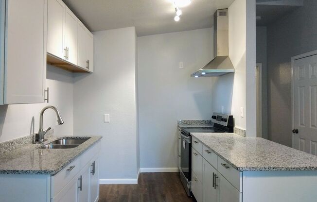 *COMING SOON* MOVE IN SPECIAL 2 Bedroom Duplex Available Near DOWNTOWN!