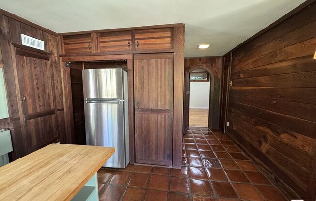 2731 N BEVERLY GLN BLVD