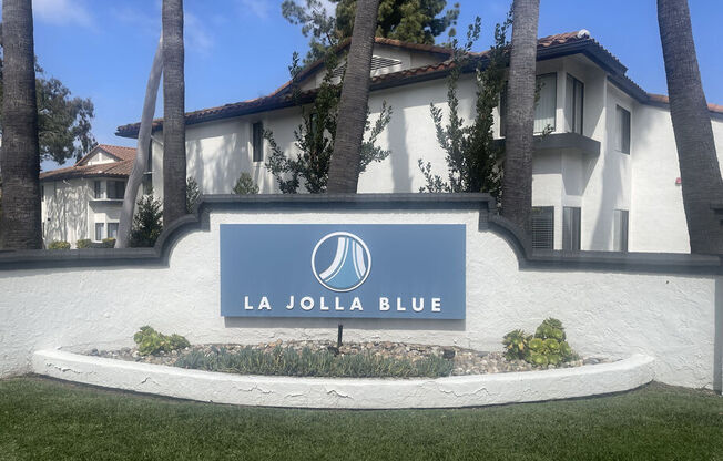 the building in which the villa is located at La Jolla Blue, California