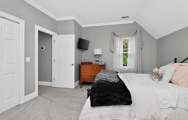 4 beds, 3.5 baths, $6,300